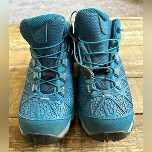 Women’s La Sportiva hiking boots size 6.
